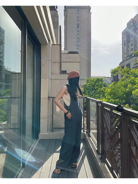 iWiNG 重厚なリネンデニムストライプサロペットパンツ【カジュアルスタイル・ブルー】