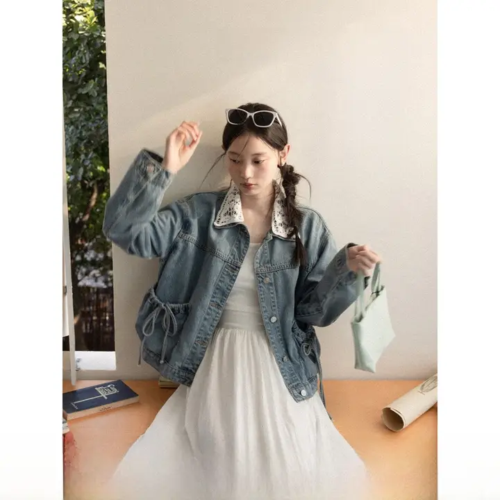 レトロデザインのブルーレース切り替えデニムジャケット【春用・襟付き・ゆったり】（セットアップ対応）