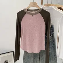 肌触りの良いピンクのコントラストバイカラーの肩落ちデザインのトップス【スリムフィット・秋用】