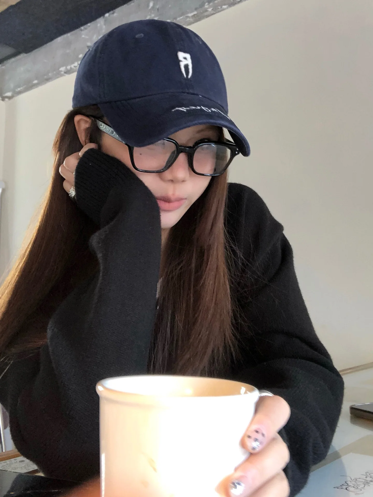 50代の女性に合うキャップは？スタイリッシュで個性的な広つばキャップが今、注目されている