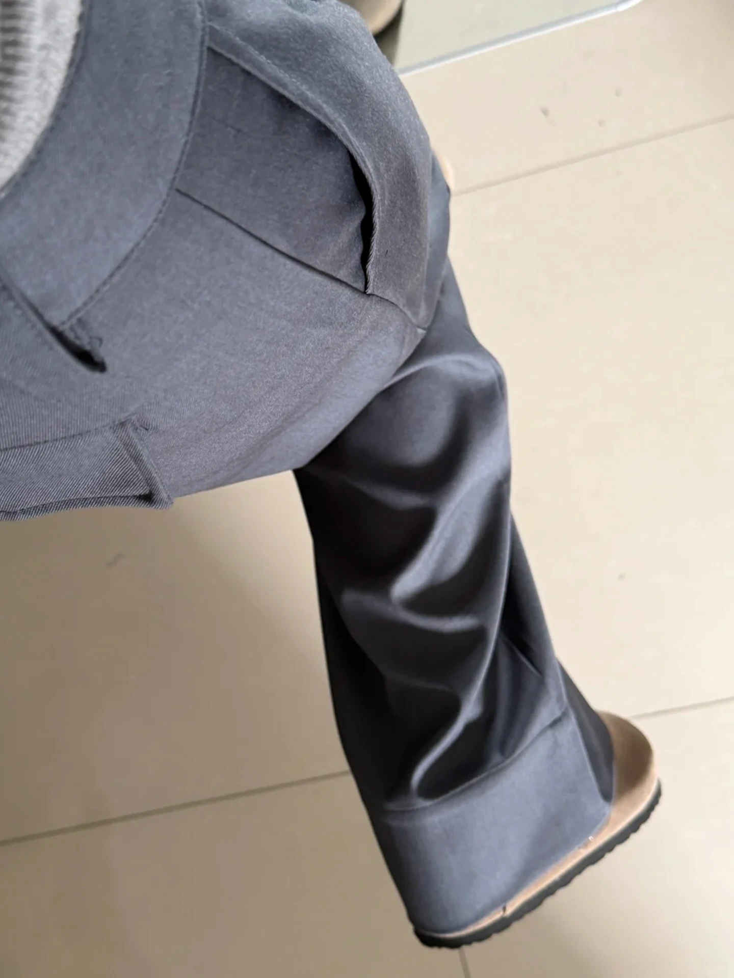 グレーのワイドレッグパンツ：長めの丈と直筒シルエットが日常に合う理由