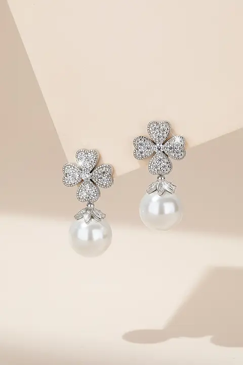 四葉クローバーのシルバーピアス【秋冬用・個性的・美しいデザイン】