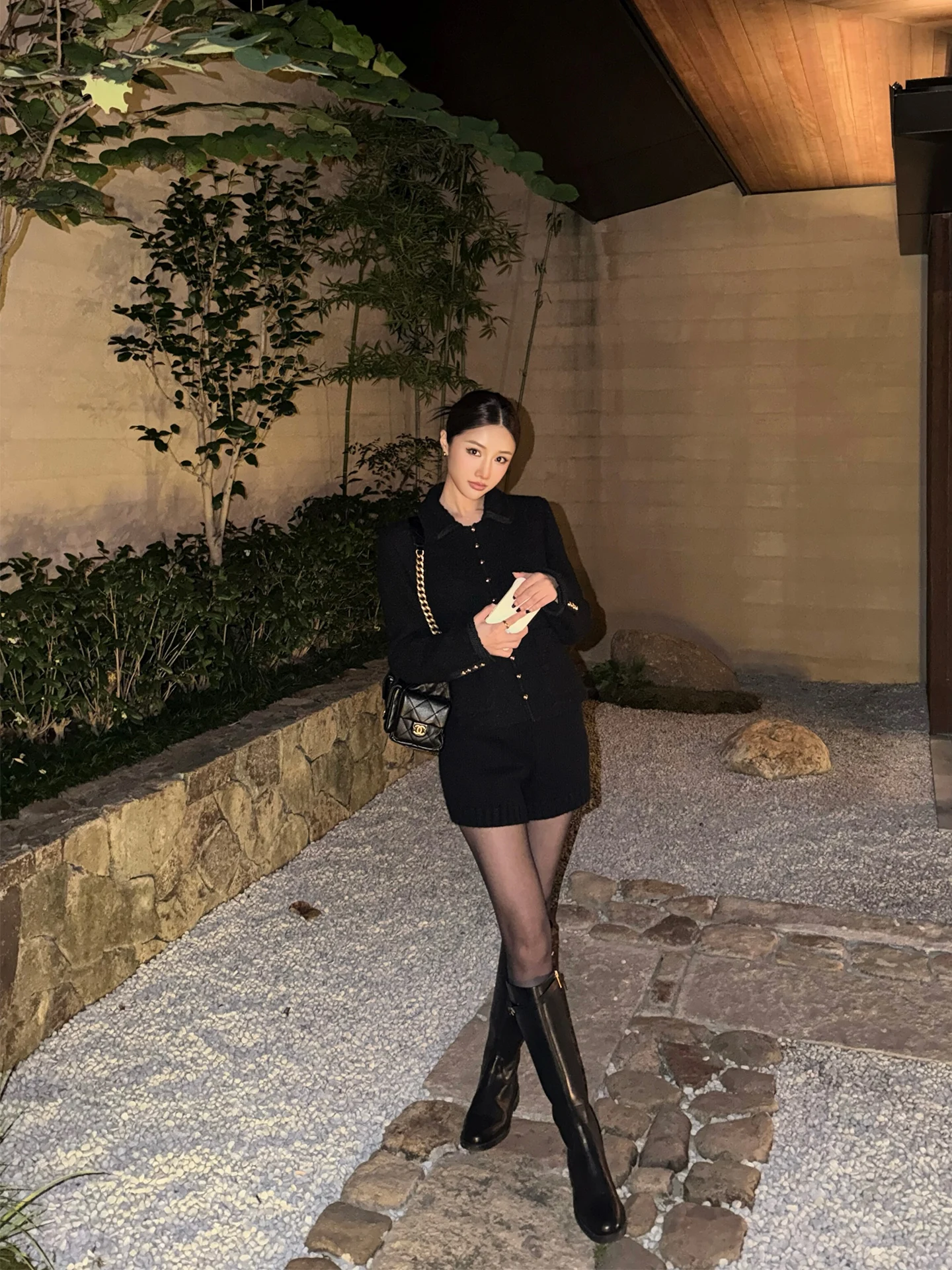 ニットカーゴパンツはカーディガンの下に着る服として最適か？