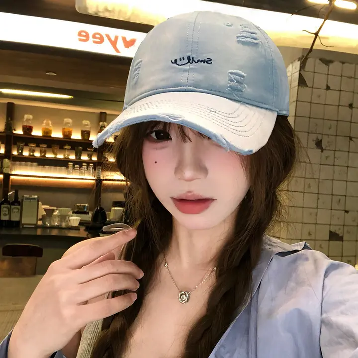 ブルーの個性的なダメージ加工キャップ【春夏用・小さめのつば・カジュアル】（セットアップ対応）