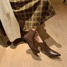 スタイリッシュなレディースショートブーツ【本革・太ヒール・先細デザイン・春秋用・アンクルブーツ】