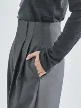 グレーのストレートスーツパンツ【高腰・フィット・レディース】