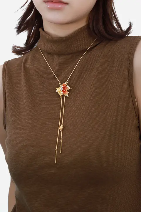 オレンジの紅葉デザインのファッションネックレス【トレンド・タッセル付き・ロング鎖骨チェーン】