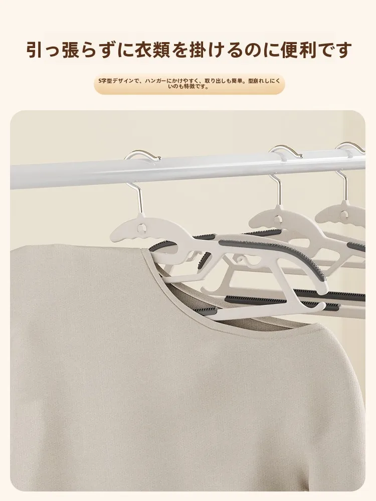 「Tシャツをハンガーにかけるとシワになるの？」「飾るハンガー」の正しい選び方とは？