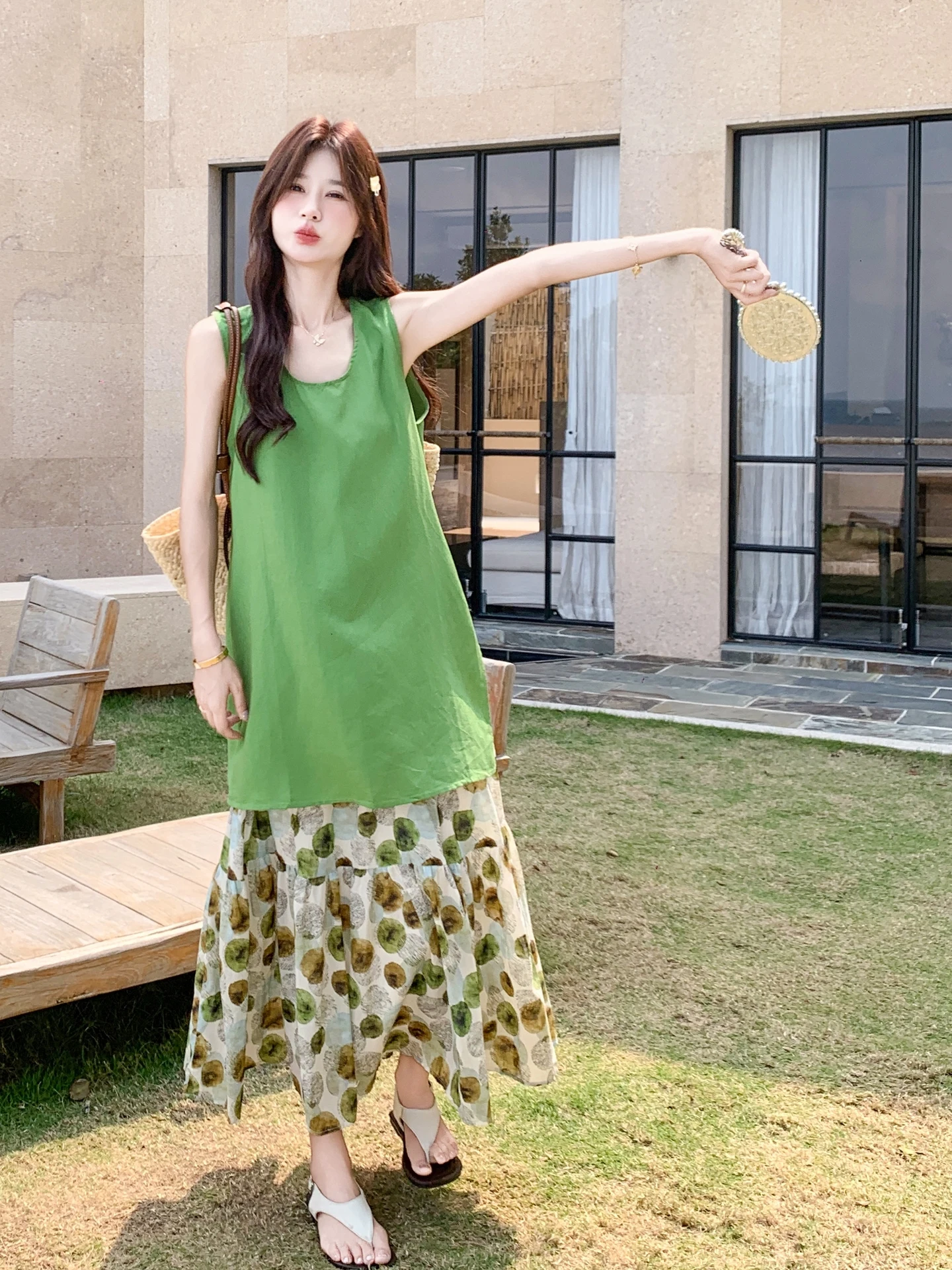 リゾート風フラワープリントセットアップで夏のコーデをシンプルに