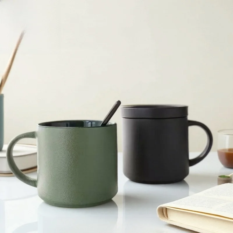 シンプルなマット仕上げのマグカップ【蓋付き・コーヒー・家庭用・オフィス用・レトロデザイン・陶器】