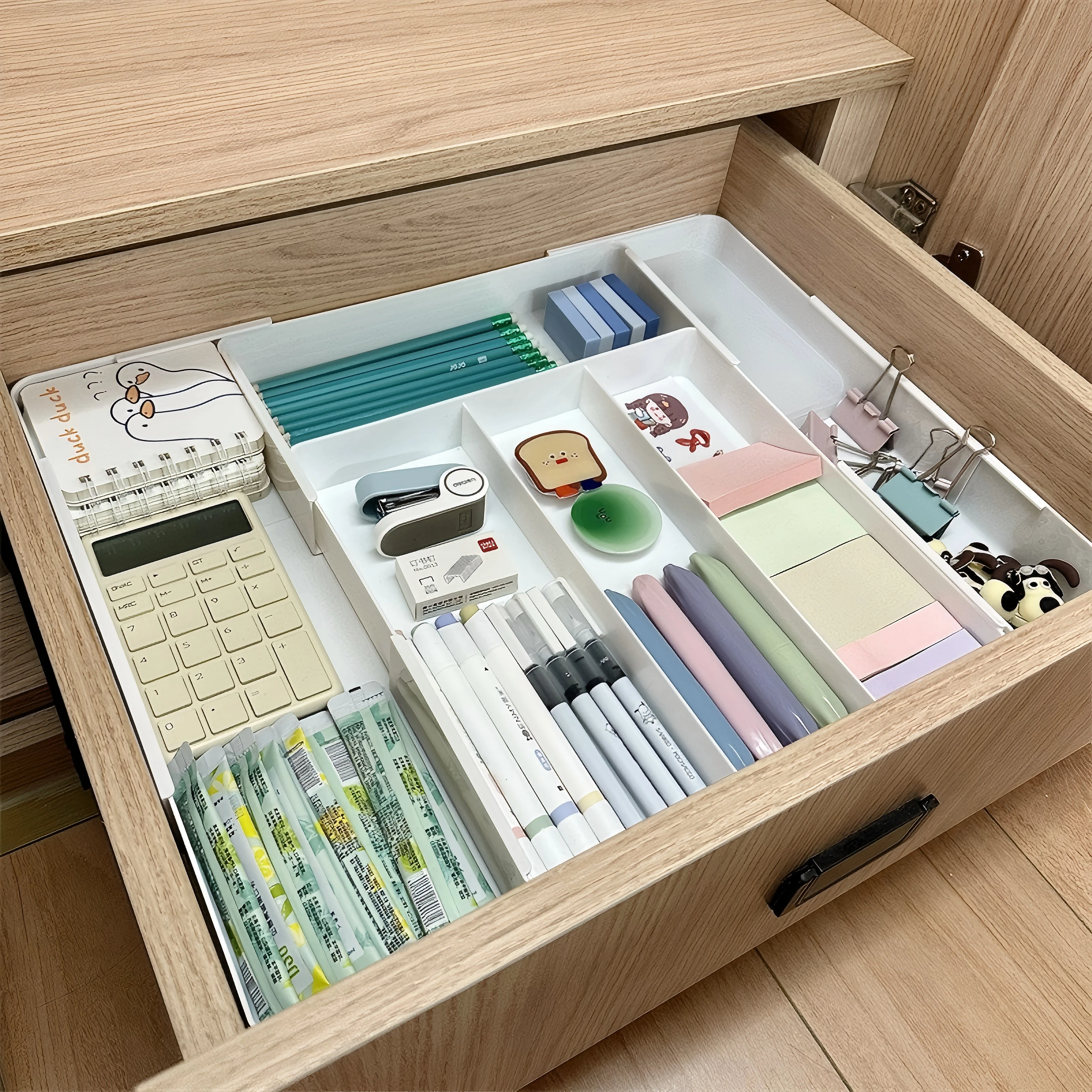 伸縮式引き出し仕切り収納ボックス：化粧品・キッチン小物を一目で整理するための最適解