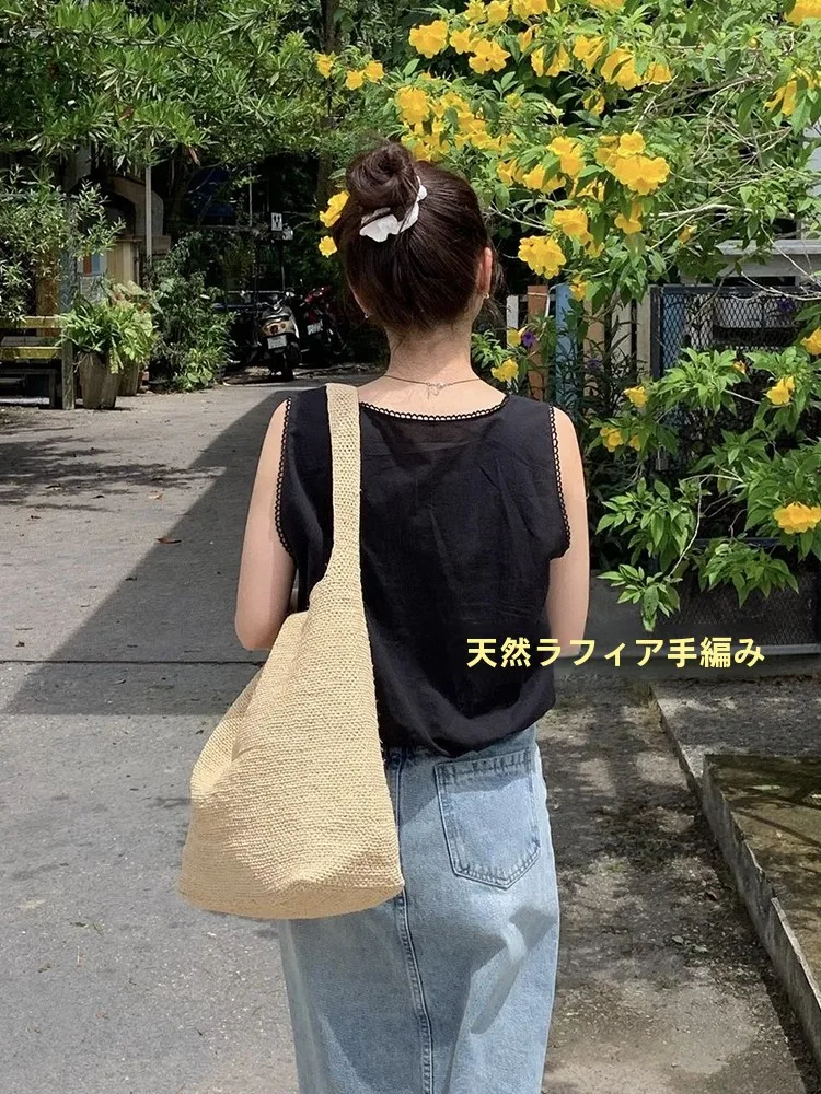 天然ラフィア製草編みバッグ：大容量トートとしての実用性と環境配慮のバランス