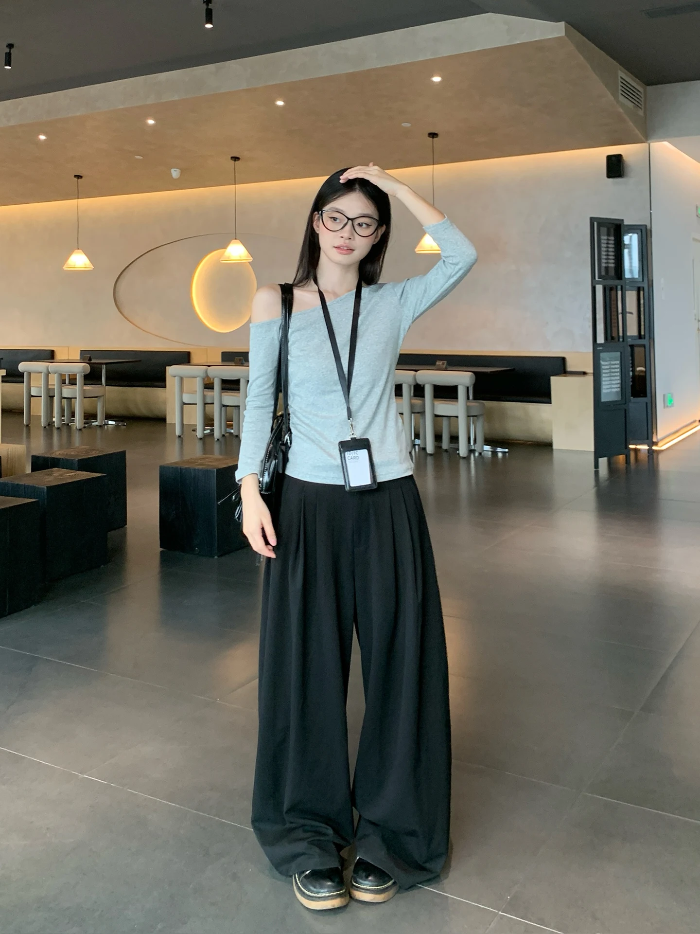 20代女性の通勤スタイルに欠かせないブラックパンツは、どう選ぶ？