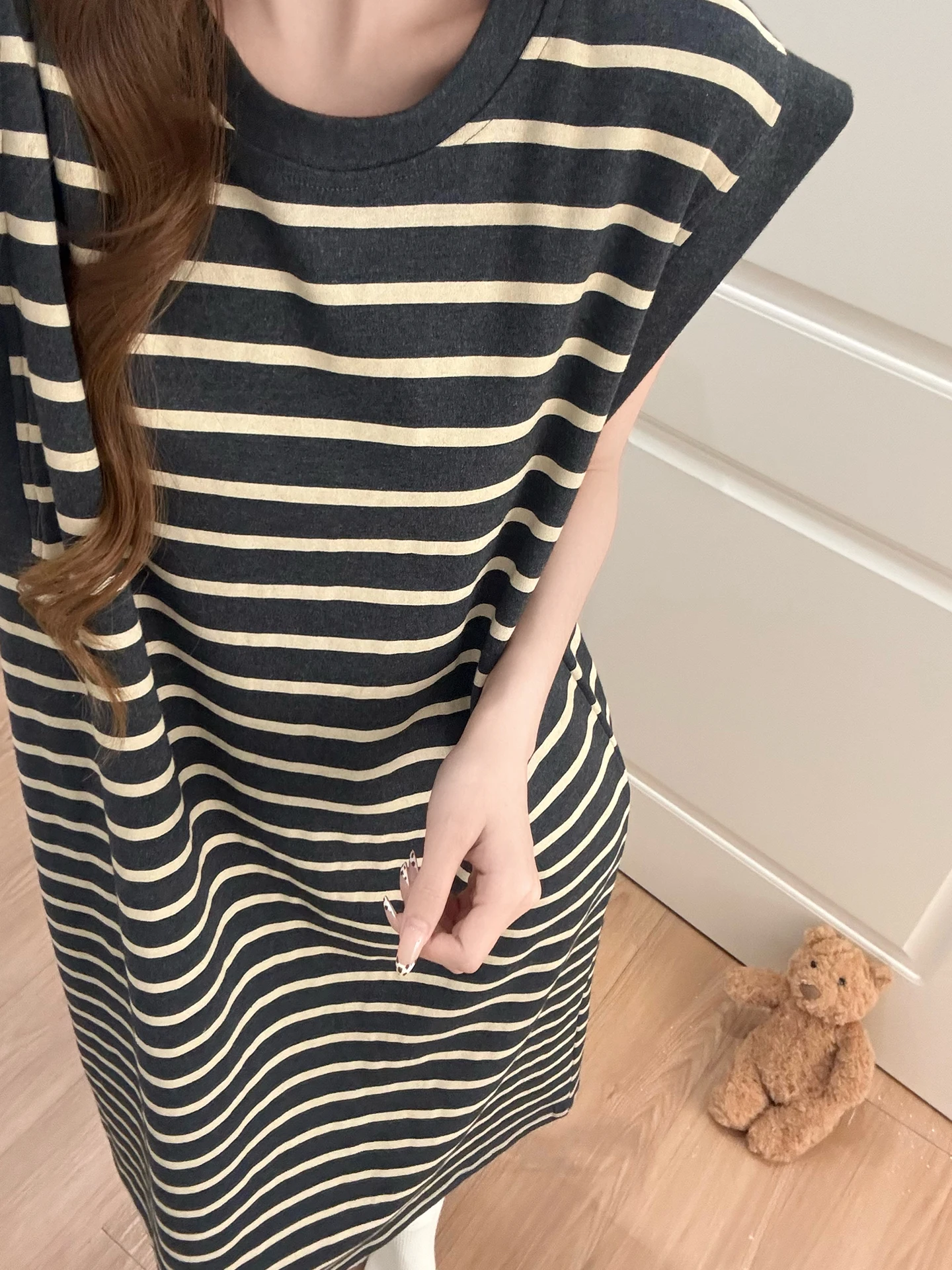 夏用ストライプ柄ノースリーブマタニティワンピース：シンプルで通気性の高いおしゃれな妊婦服