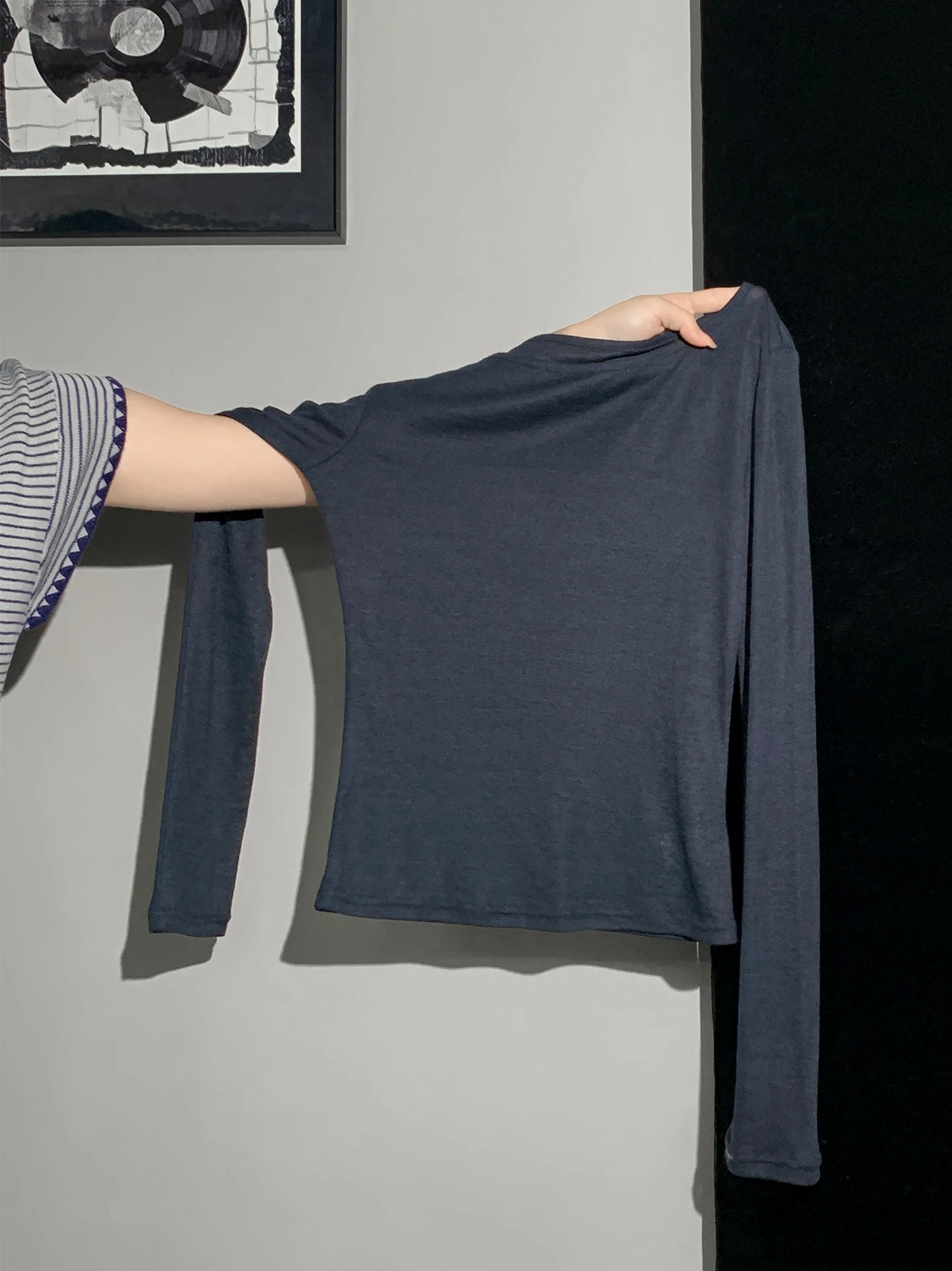 通勤風のTシャツの下に着る長袖をどう選ぶ？AUSIIの深い青の微透け長袖が解決する理由