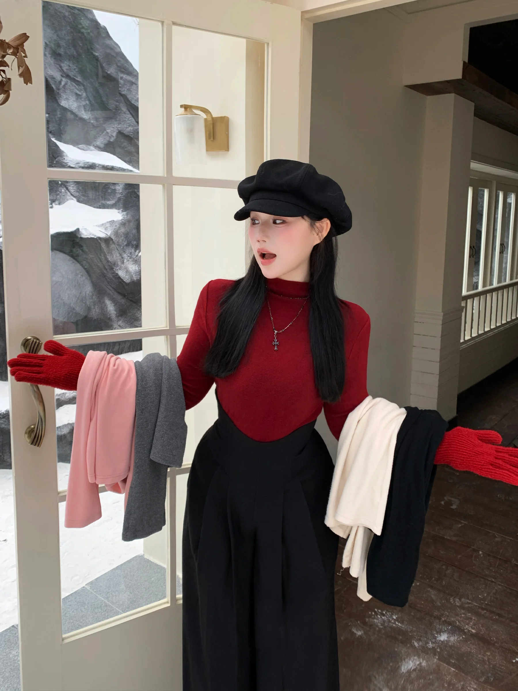冬の旅行コーデで「きれいめ」に着るコツは？黒いニットトップスが救う日常の美しさ