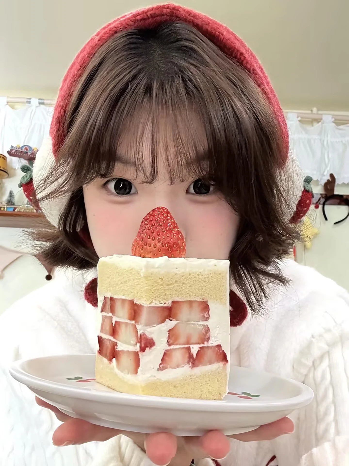 赤いニット麦わら帽子をどう選ぶ？ガーリーで春を彩る1つの魔法