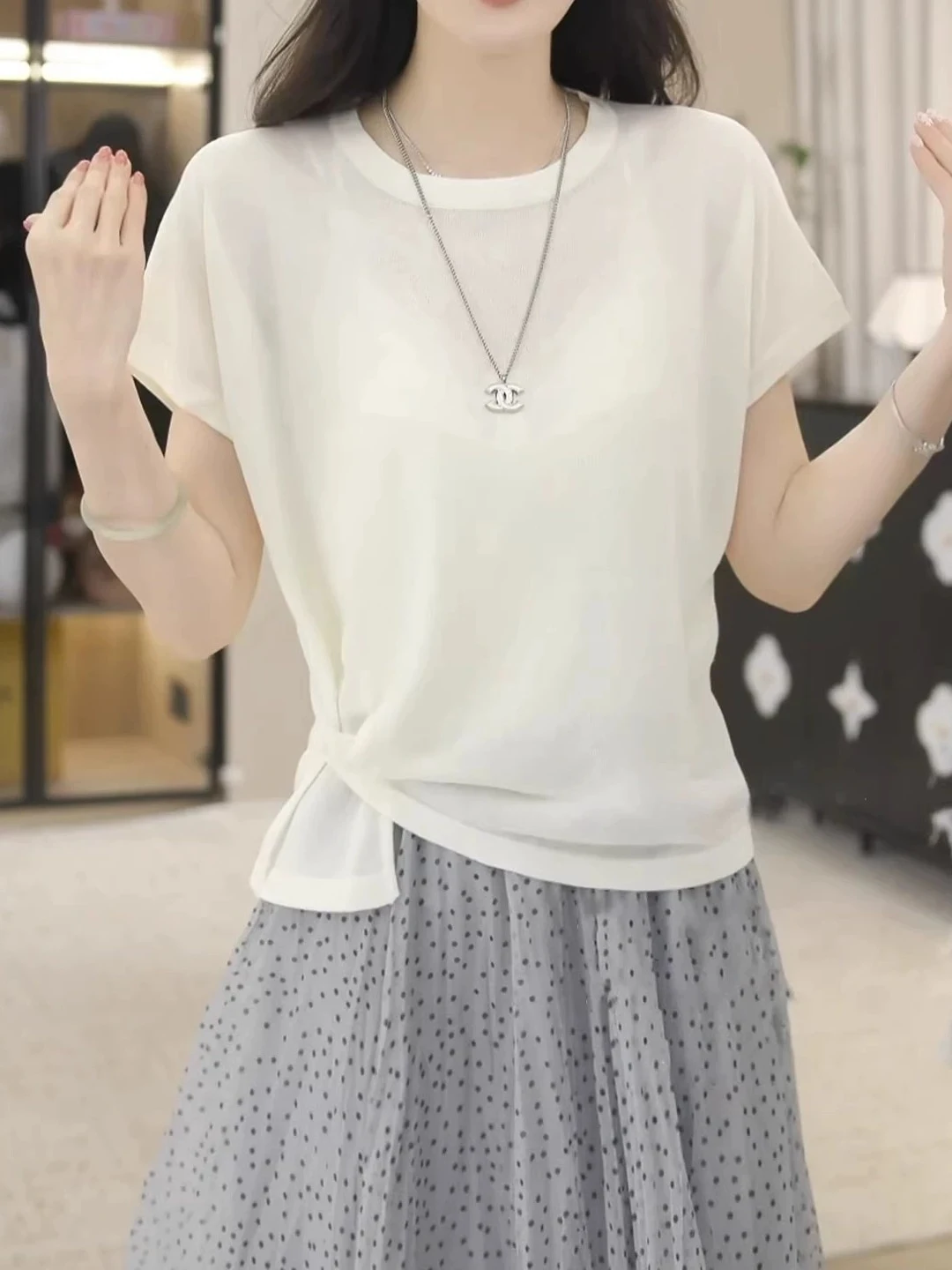 「tシャツイン」は本当に夏に着るべき？デザイン性のあるニット短袖Tシャツが解決するリアルな悩みとは