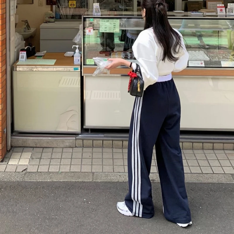 フランス風レトロデザインのサイドレース付きパンツ：スリットの機能と実用性を解説