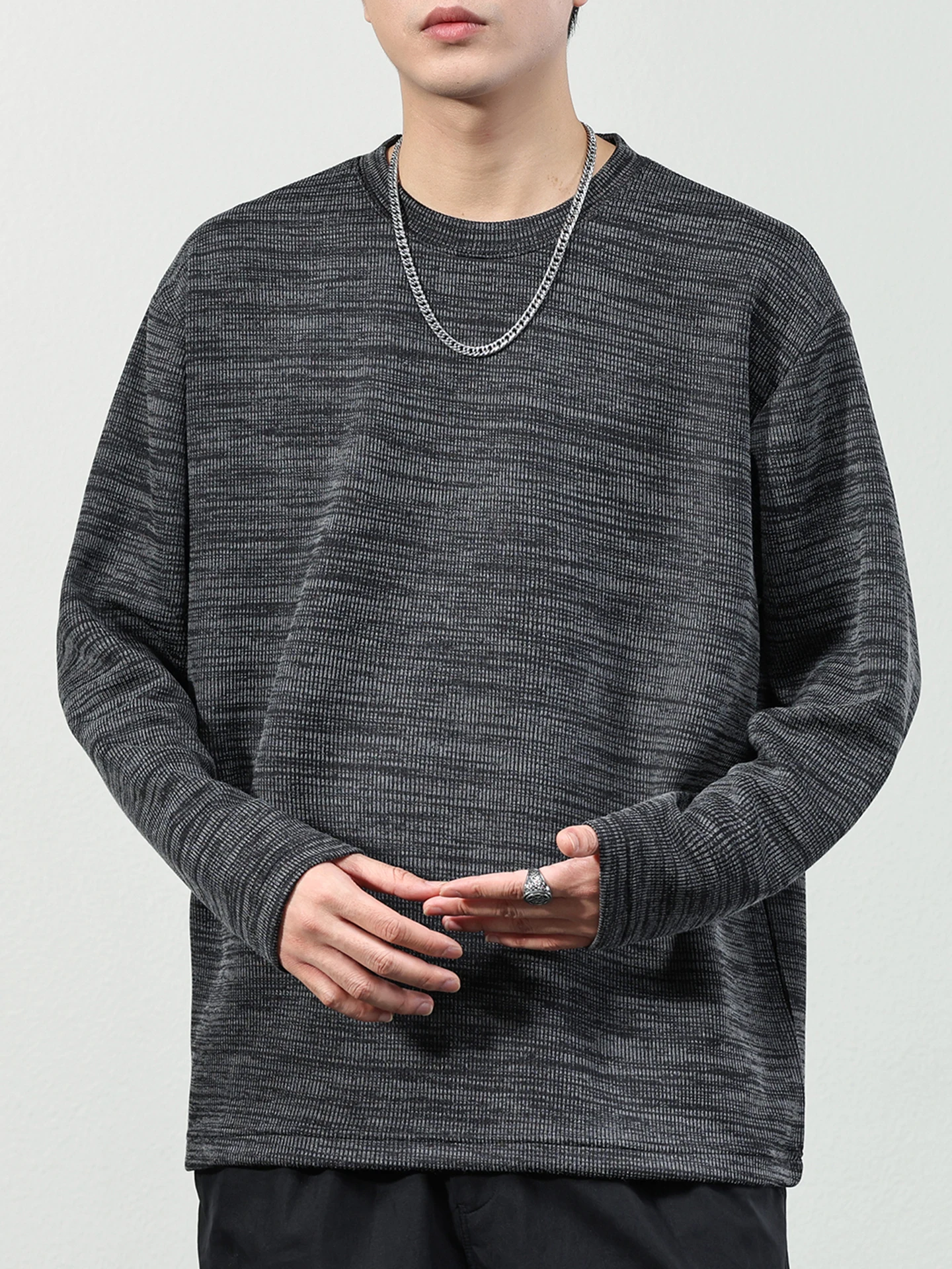 モックネック ロンTのデザインと実用性：号志のルーズフィット長袖クルーネックTシャツを徹底解説