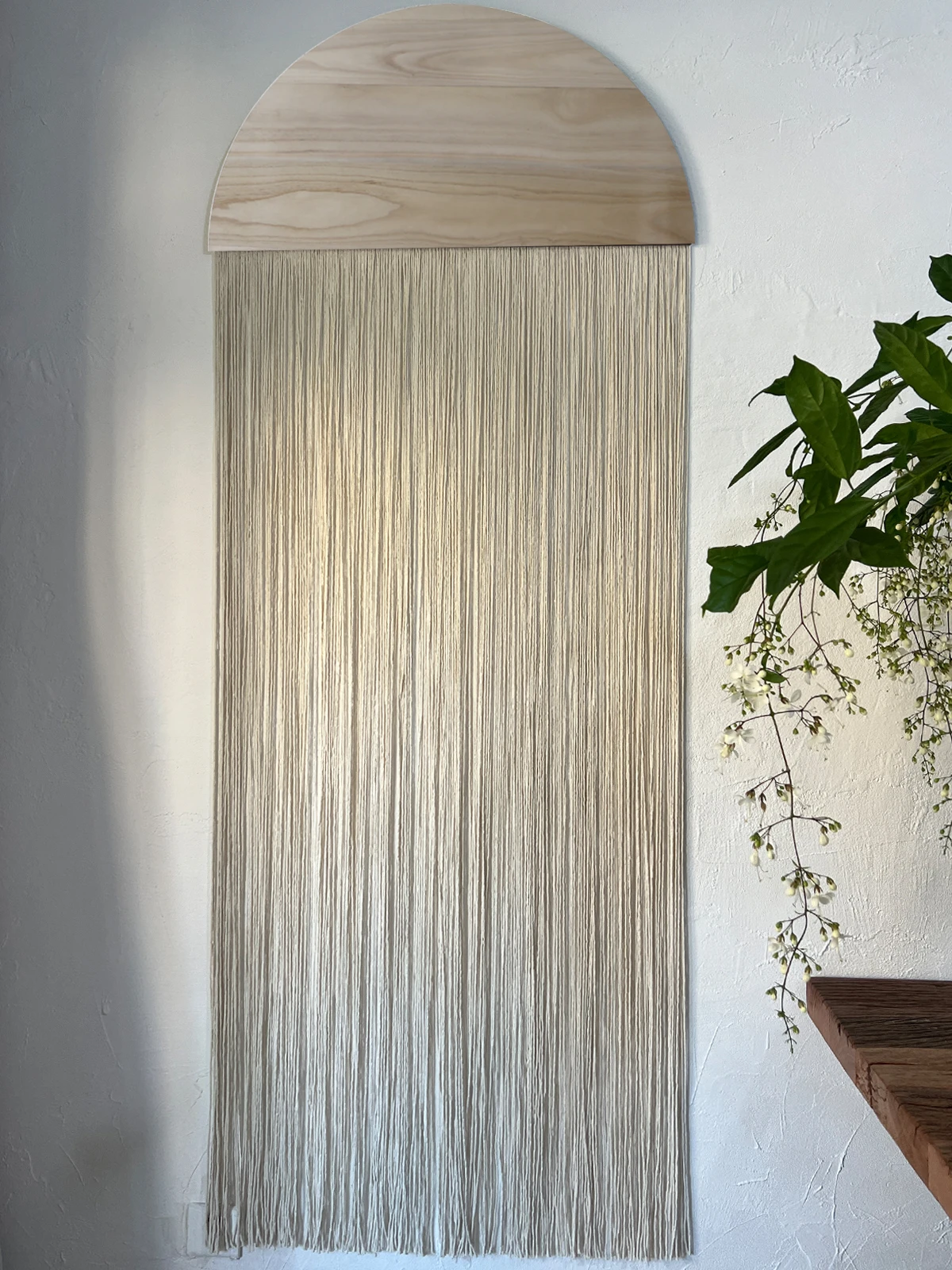 amber wall と white wall の明るさの違いは？北欧風の壁掛けタペストリーで解決する