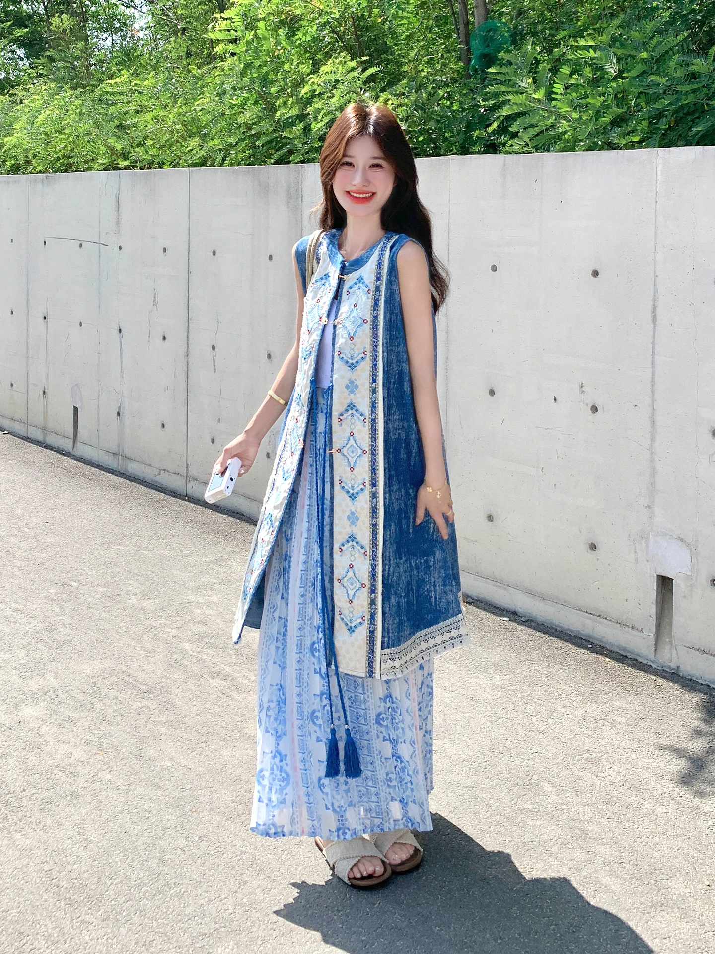 13度の服装で失敗しない着こなしは？青色民族風刺繍ワンピースが解決する