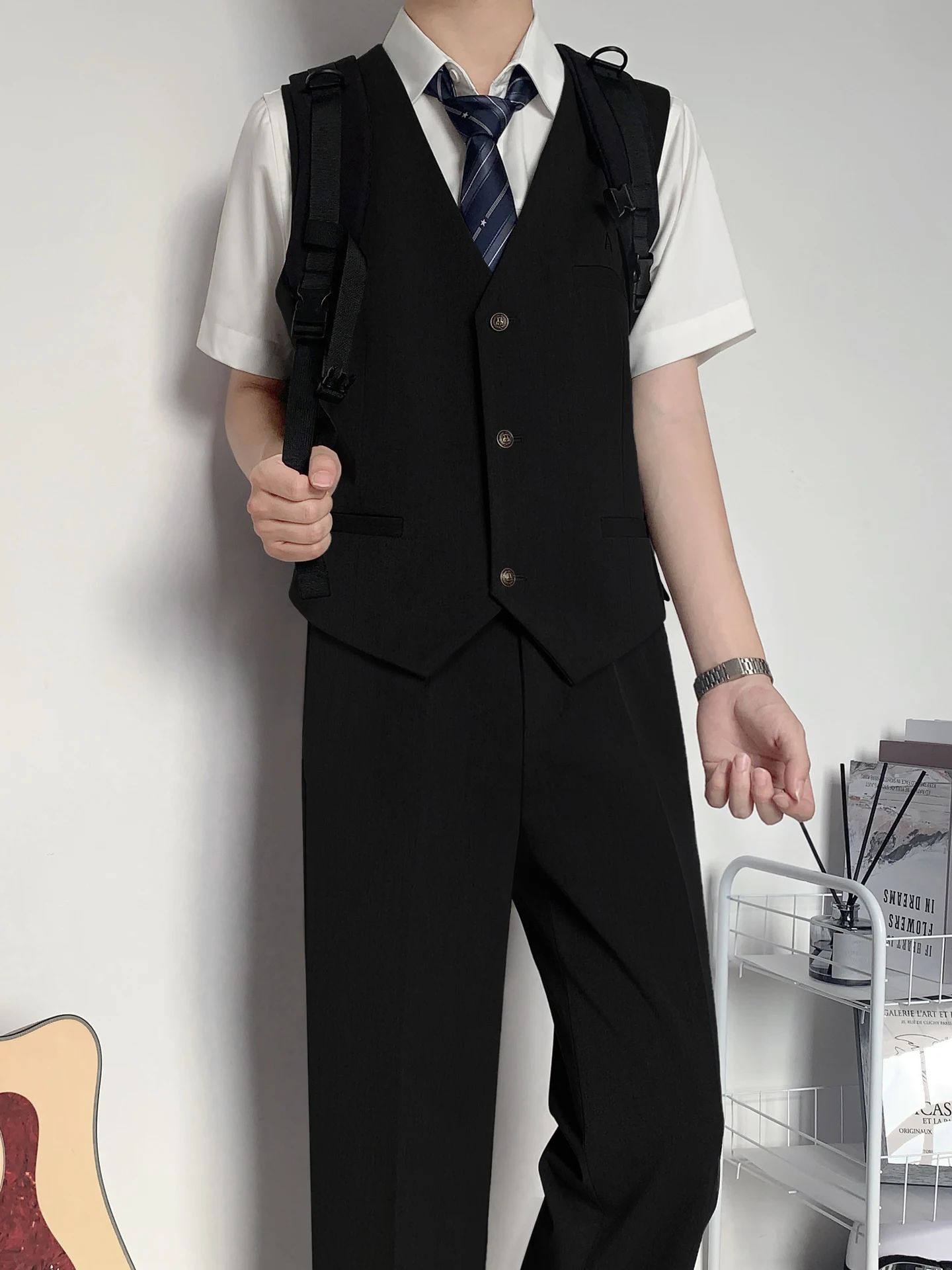 初デートに着る男性の服としておすすめの刺繍入り黒ショートスーツベスト