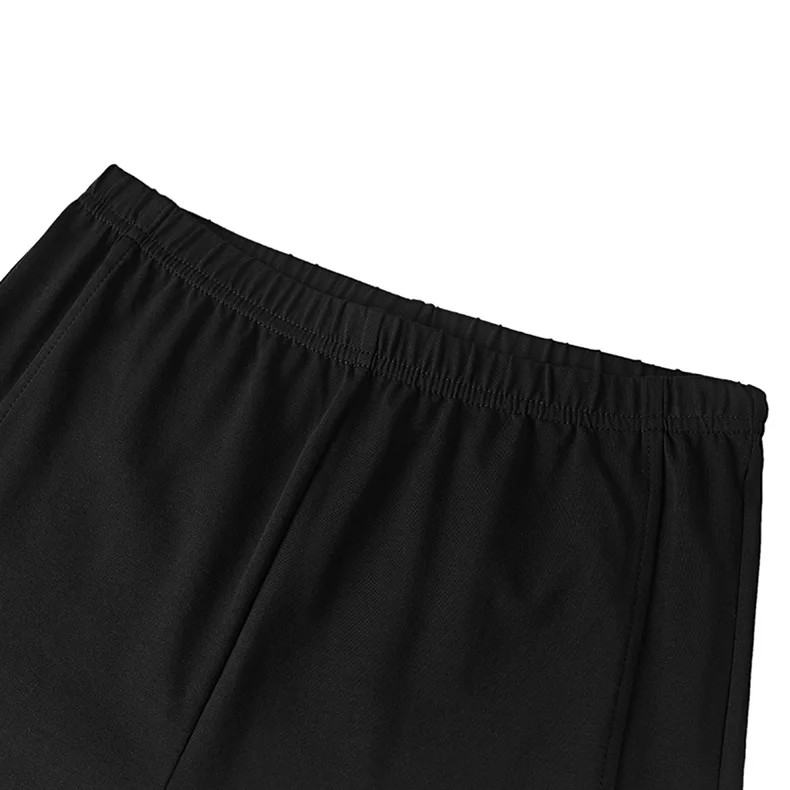 ストレッチ パンツ 黒 レディース：シンプルなフィットパンツの実用性と着心地解析