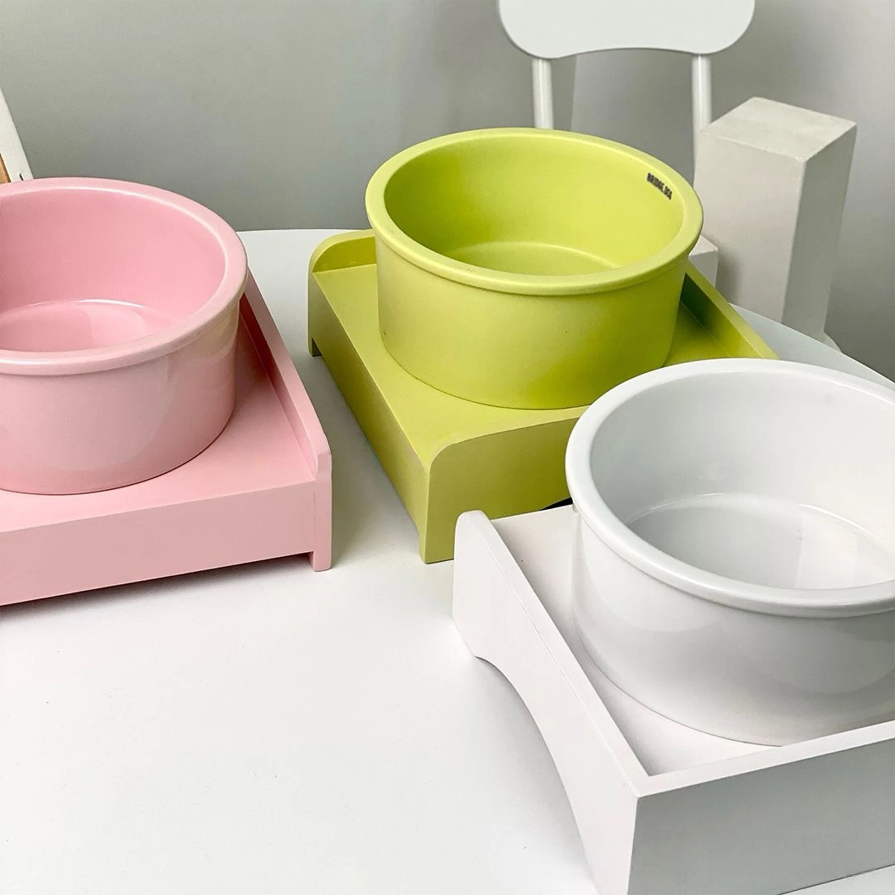ペット用品選びで迷うなら、この陶製ペットボウルが本当に便利？