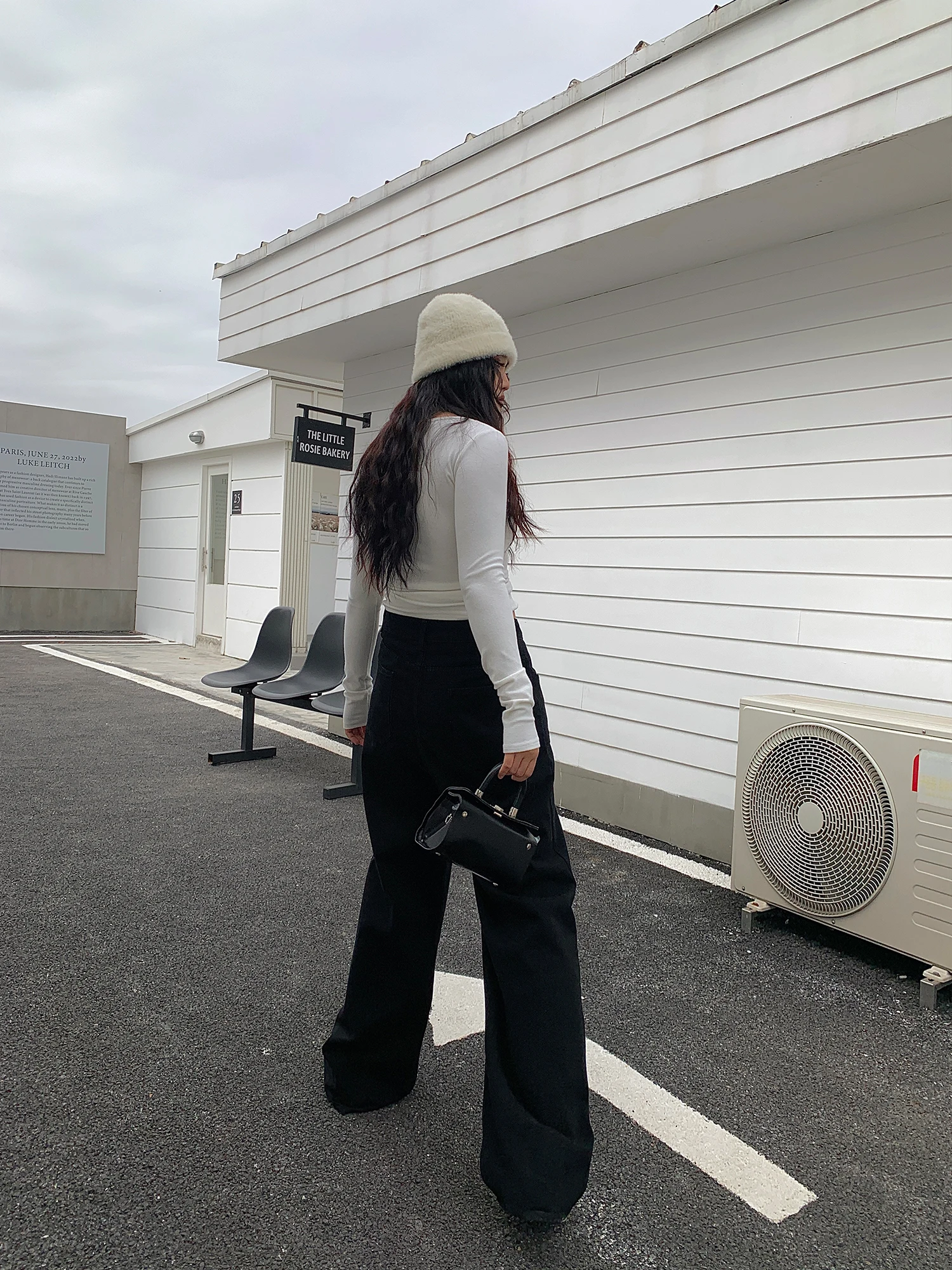 ブラックデニム コーデ | 高腰フィットストレートパンツの実用性と配色の仕組み