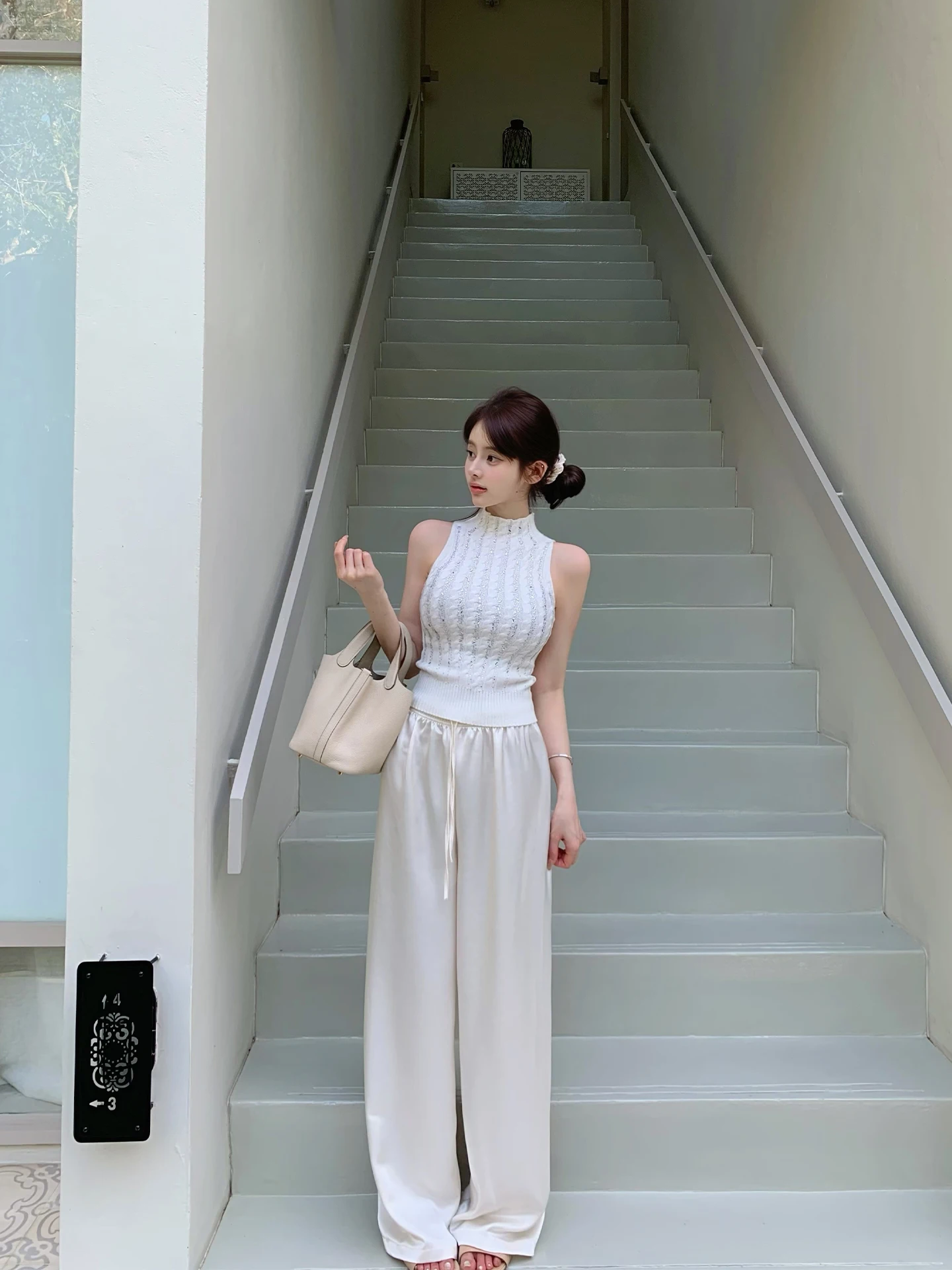 open fit で失敗しない通勤スタイルは？秋の質感を楽しむフィットサテンパンツが答えになる