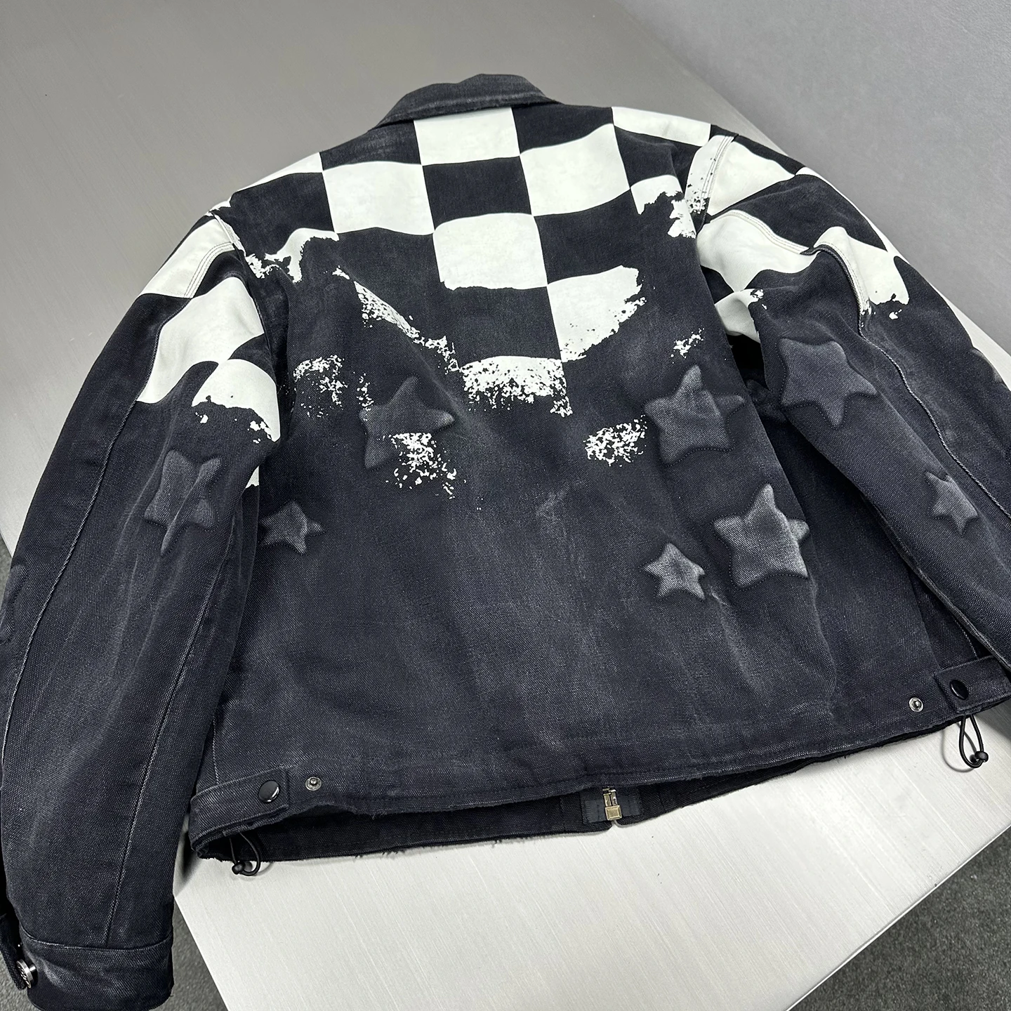 カーキブルゾンとキルティングブルゾンの違い：チェック柄のリバーシブルデザインで実用性を高める