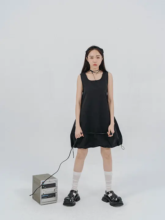 シンプルデザインの背中紐付きキャミソール風短丈ワンピース（セットアップ対応）