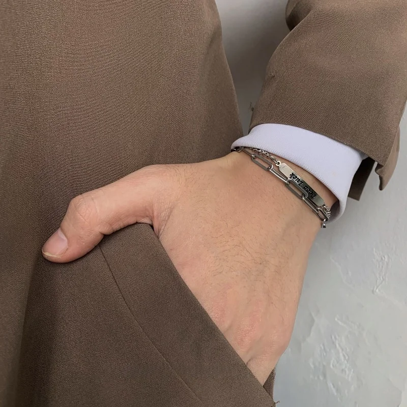 40代の男性が選ぶブレスレットは、シンプルさが勝る？