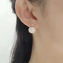 上品なデザイン！猫目石の回転イヤリング【シンプルで華やか・ビジュー付き】