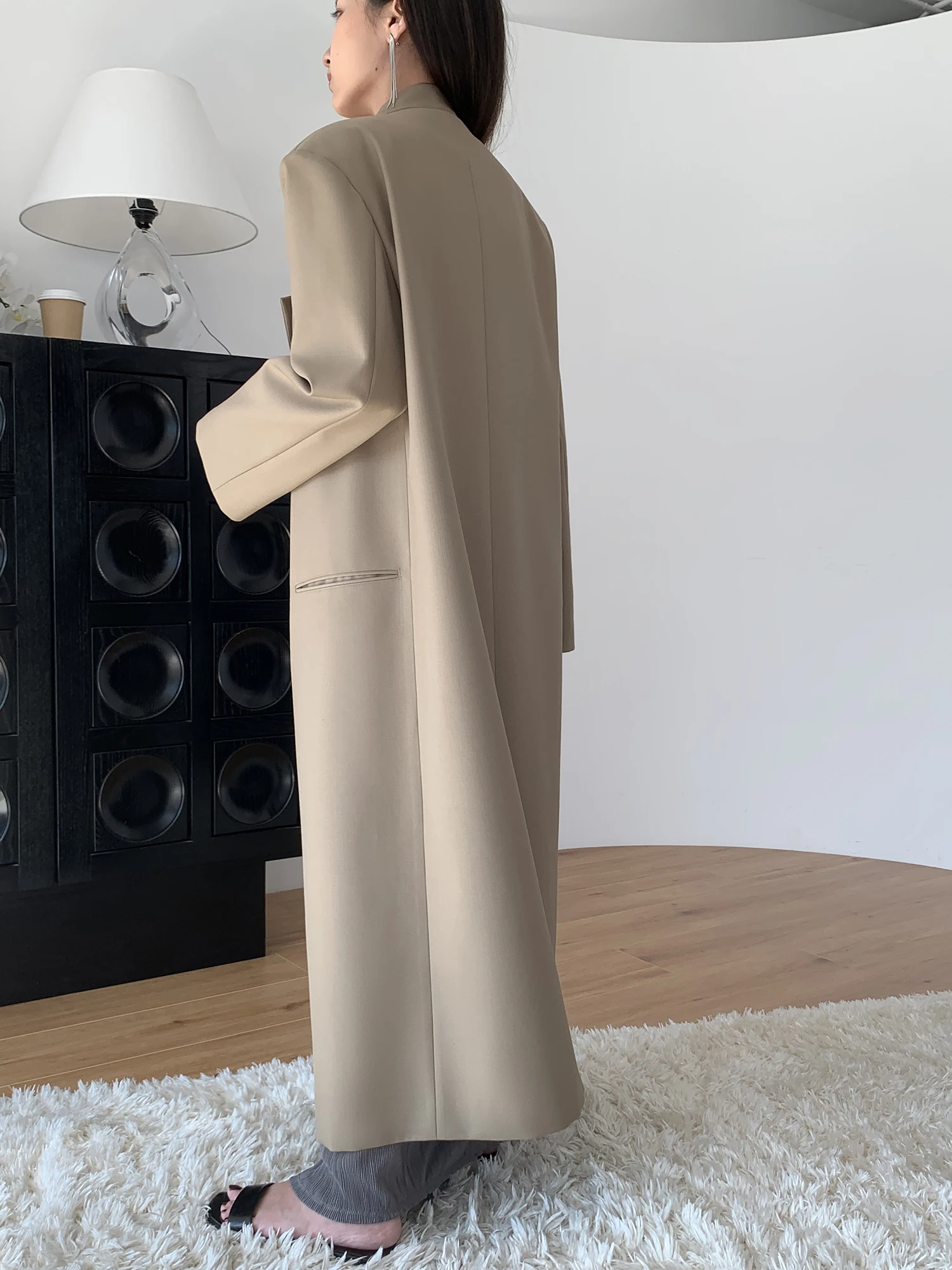 ロングトレンチコートの特徴とは？トープカラー ウールロングコートの実際の性能と着こなし