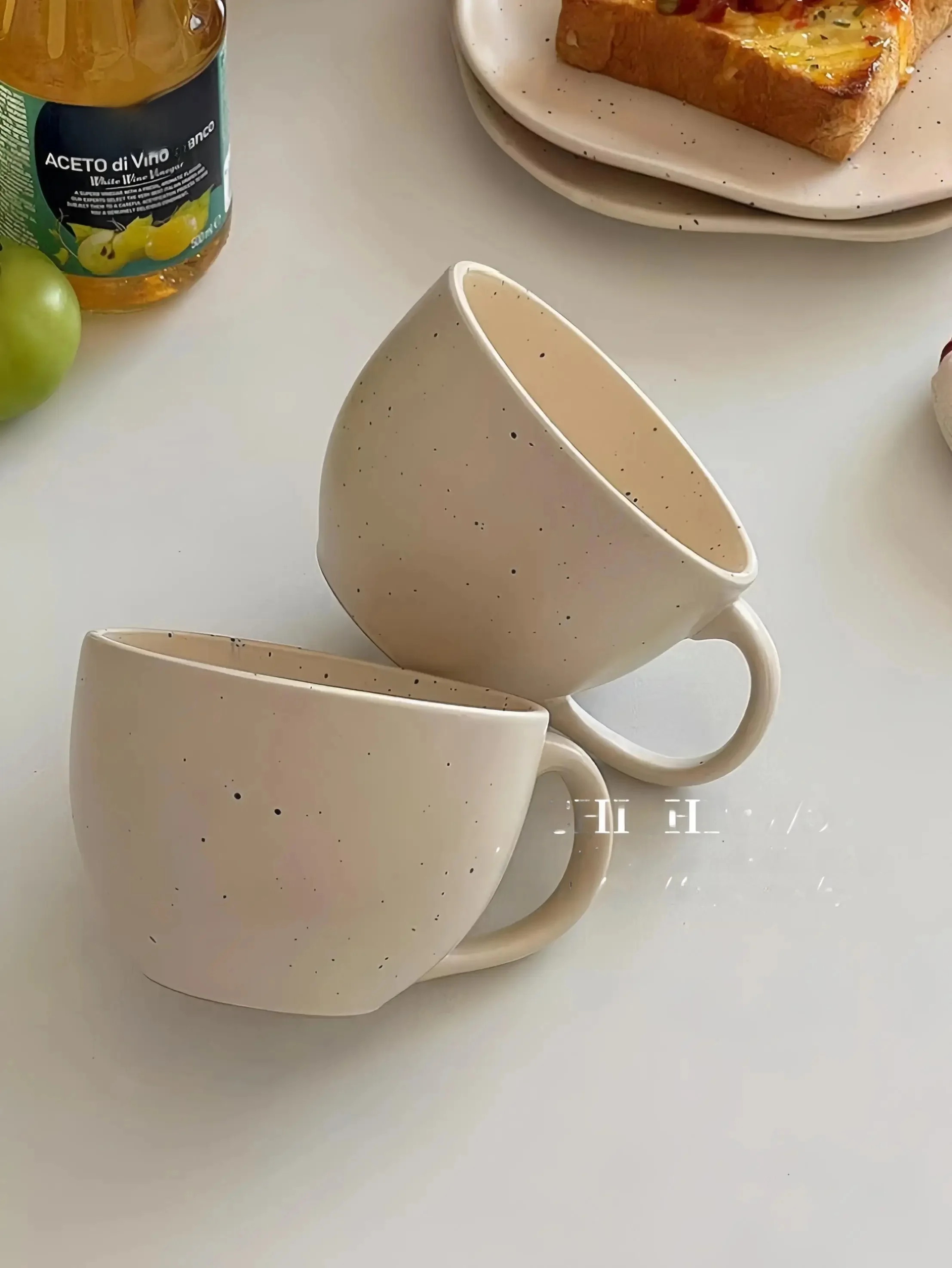 おしゃれな北欧デザインの陶器製マグカップ：大容量でコーヒーや冷たい飲み物に最適