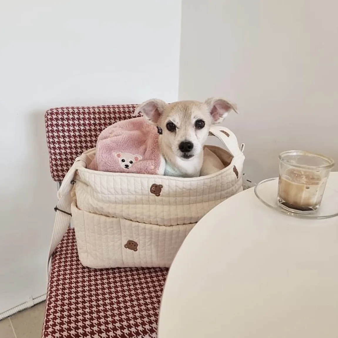 かわいいカートゥーンデザインのペット用スリングバッグ：通気性と肩掛けスタイルの実用性を徹底検証