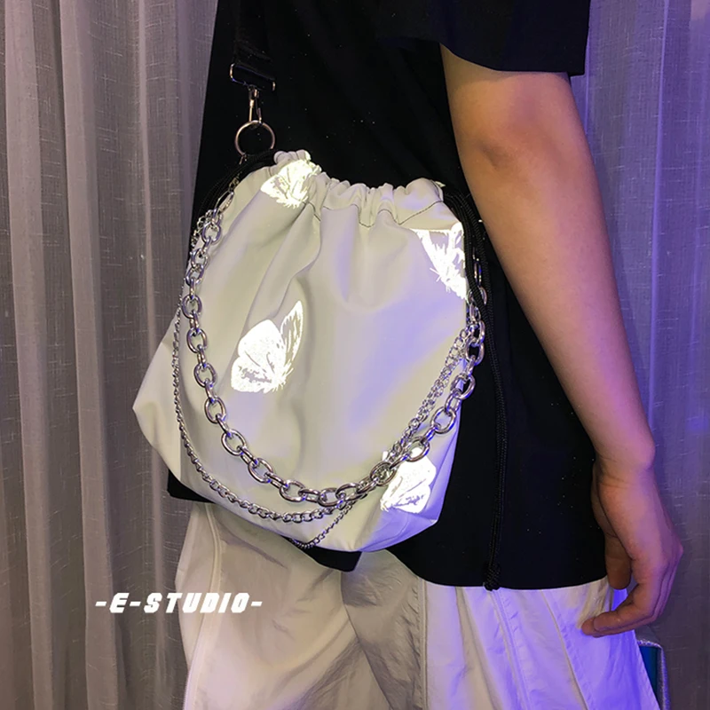 キーホルダーリュックとブリーフィングリュックの違いは？蝶モチーフの反射素材リュックで解決できるリアルな選び方