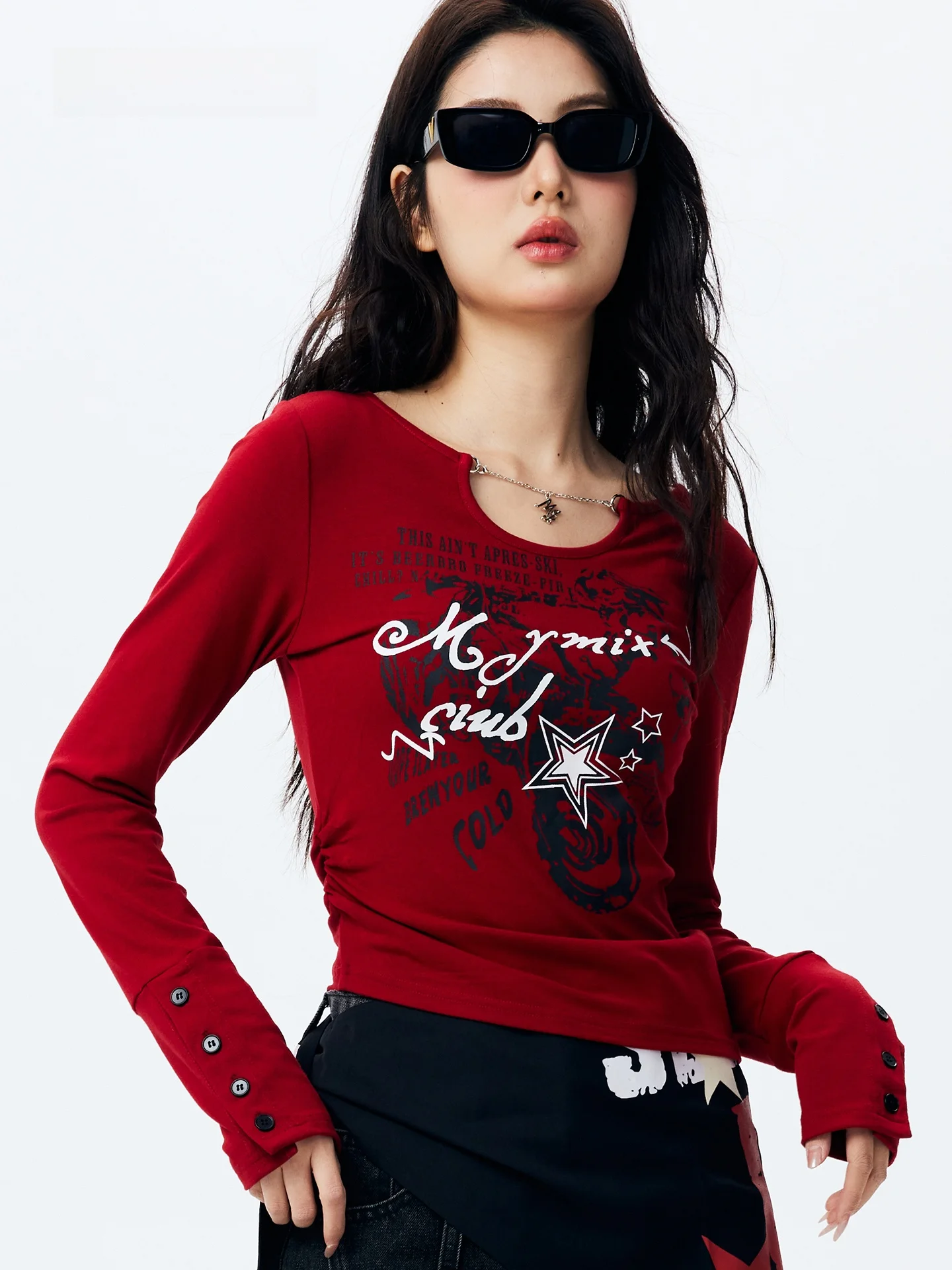 人気のモード系Tシャツとは？個性的な文字プリントが魅力の長袖Tシャツで、どんなシーンに活かせるの？