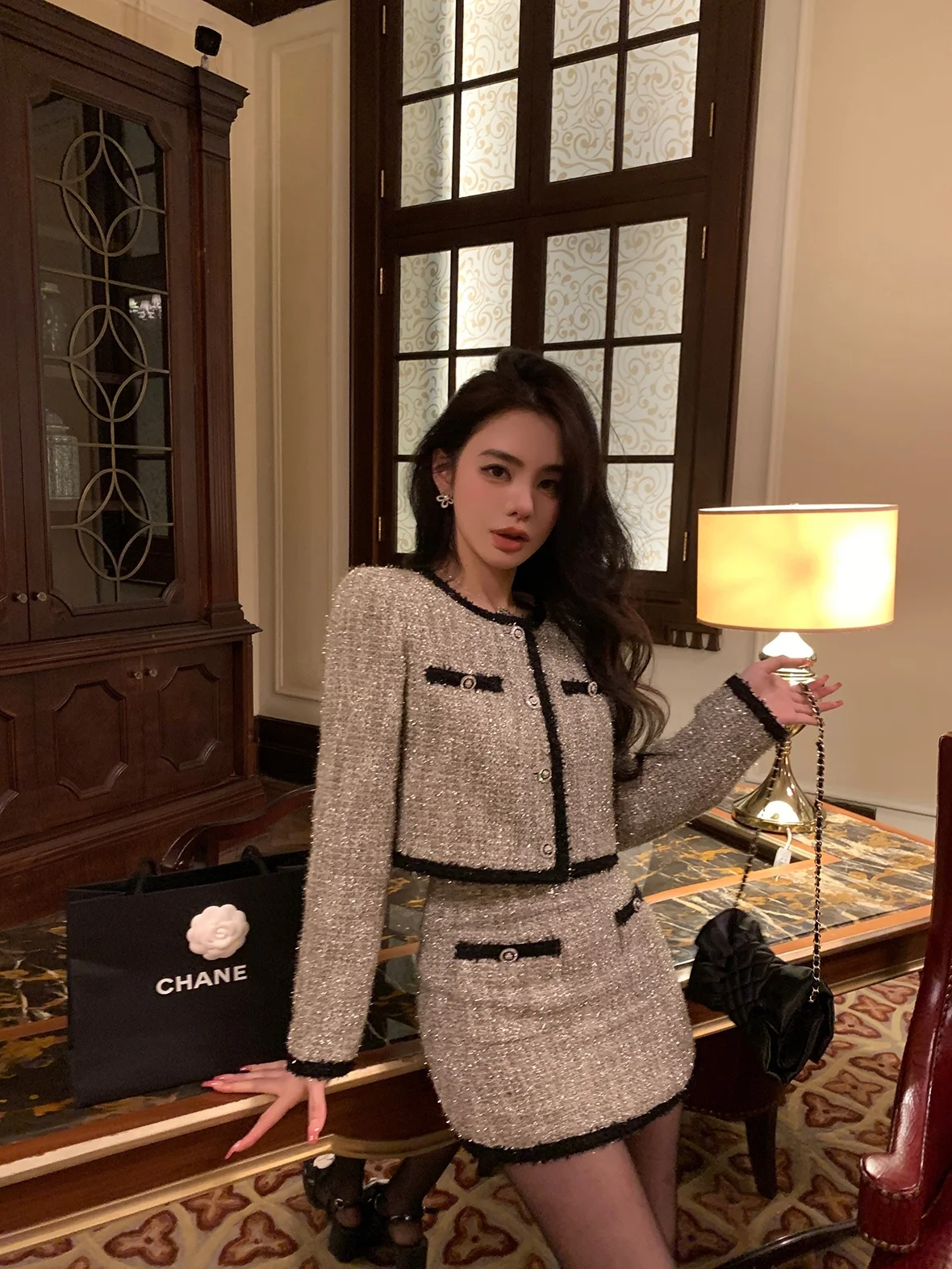 ふんわりショート50代のヘアスタイル：フランス風レトロデザインのセットアップ対応小香風短外套と半身裙