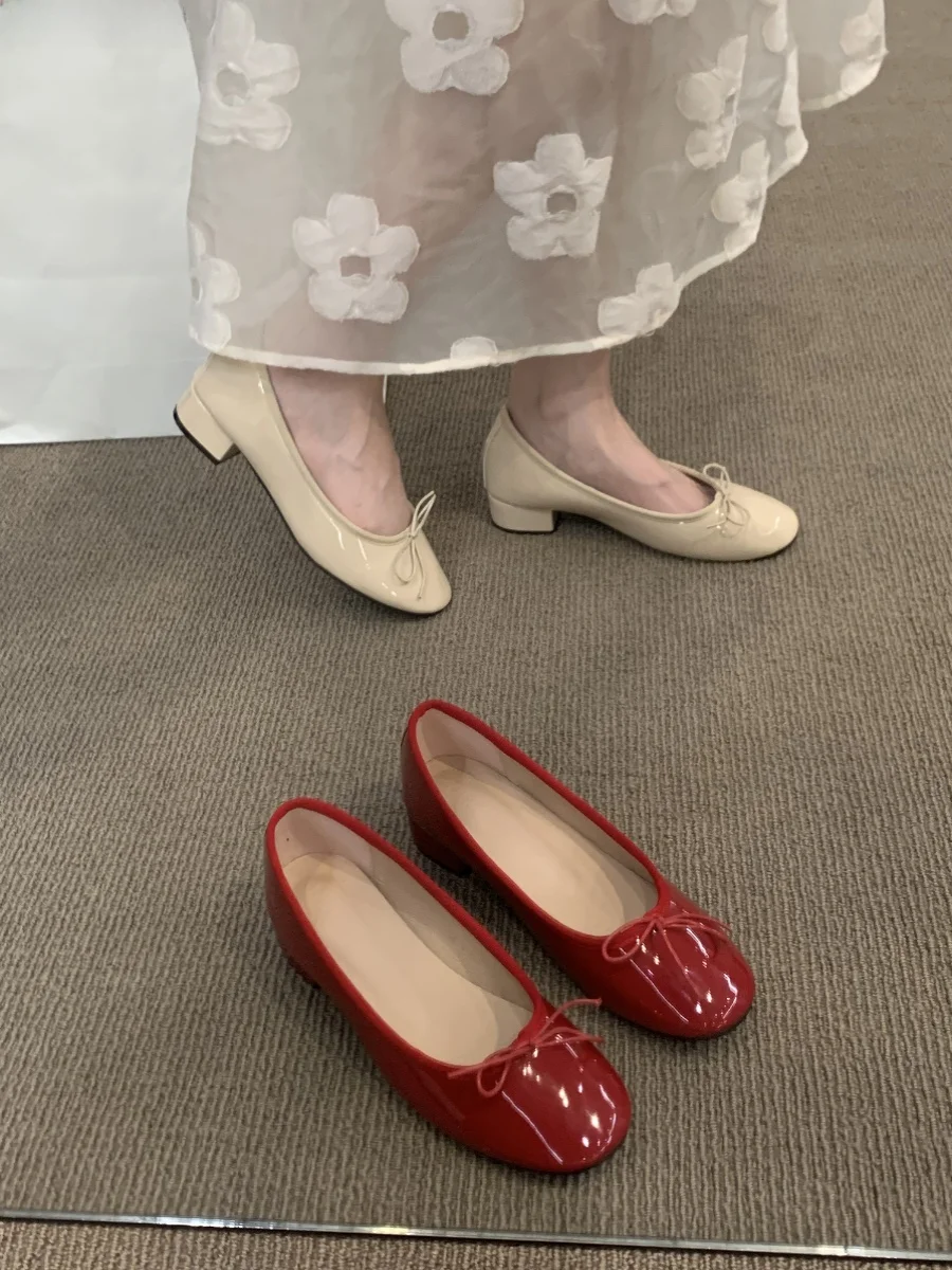 リボン付き 低めヒール 赤いバレエシューズ【春夏用・カジュアル・女性用】