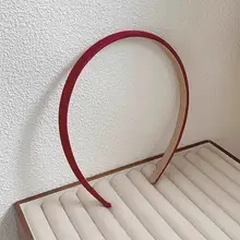 赤い細い縁のヘアバンド【レトロ・高めの頭部デザイン】