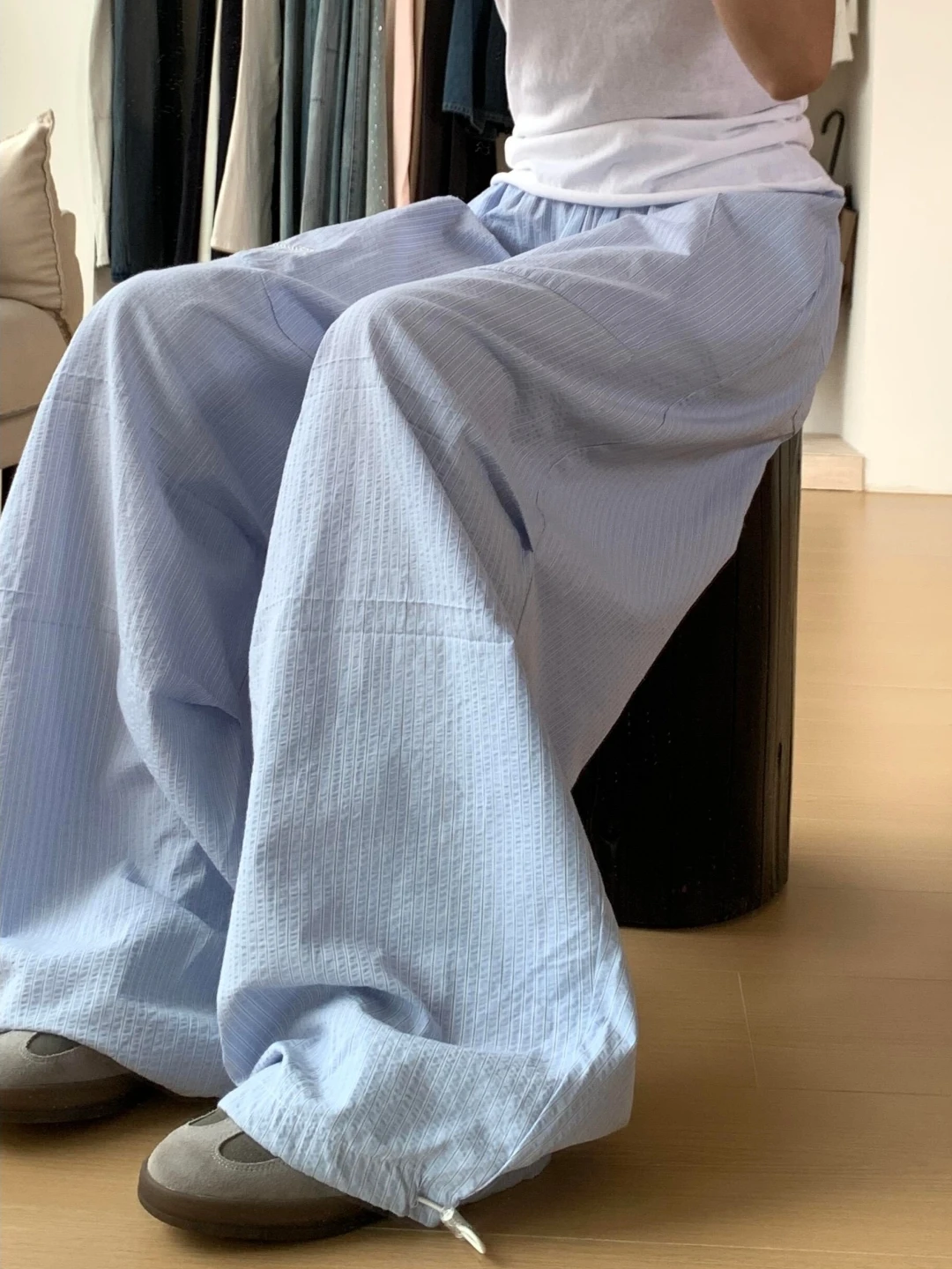 夏のカーゴパンツで失敗しないコーデは？浅い青のストライプ刺繍パンツが解決する理由