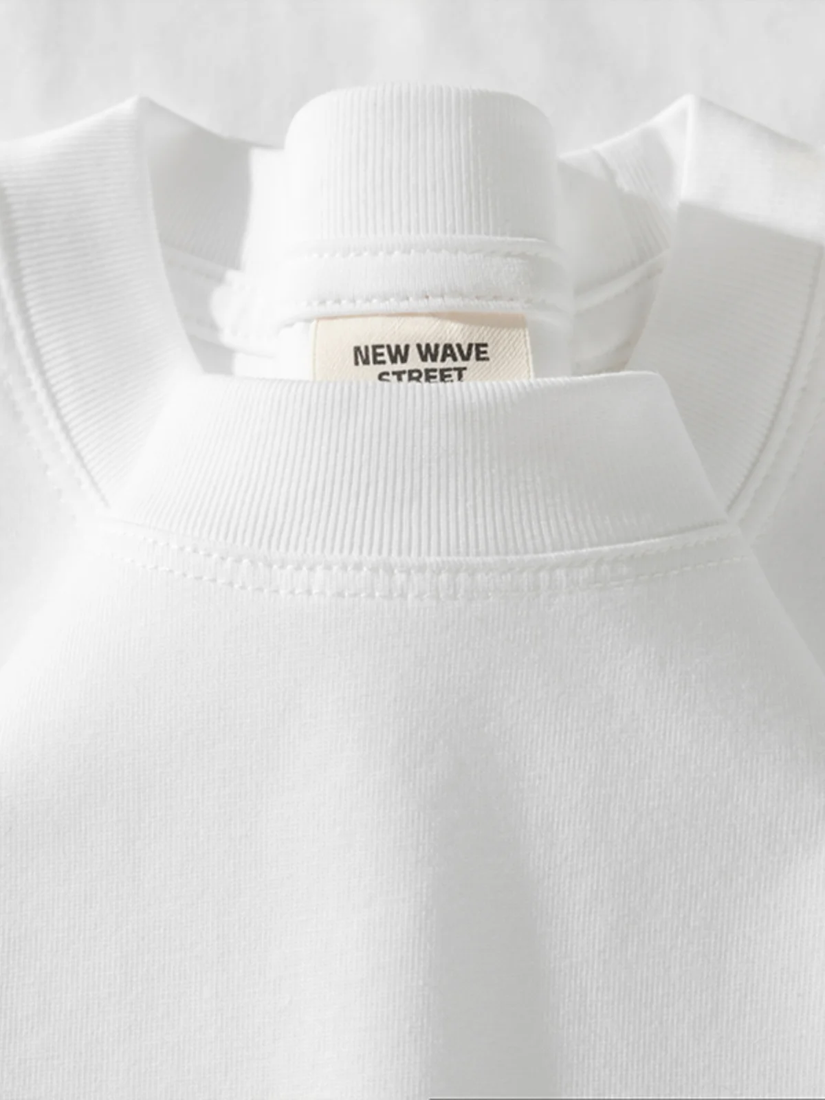 ズボンにTシャツを着せるのはなぜ？シンプルな白Tシャツが解決する夏のコーデ悩み