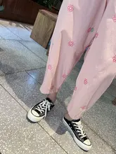 刺繍入り小花デザインの軽やかでかわいいピンクの八分丈カジュアルパンツ（セットアップ対応）