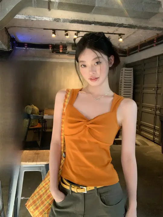 夏用ノースリーブトップス【女性用・オレンジ・タイトフィット・ツイストデザイン】