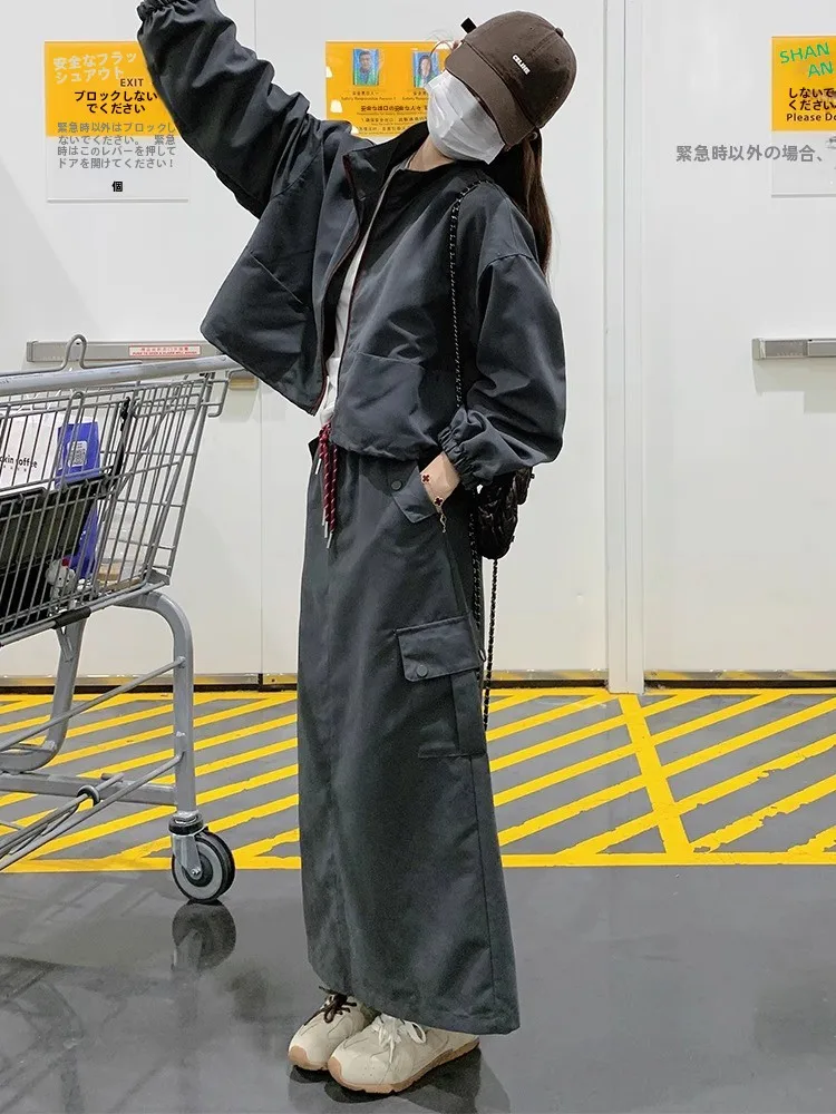 工装風のグレーコーディネート：30代女性のカジュアルスタイルと4人お揃いコーデに最適な高級感あるセットアップ