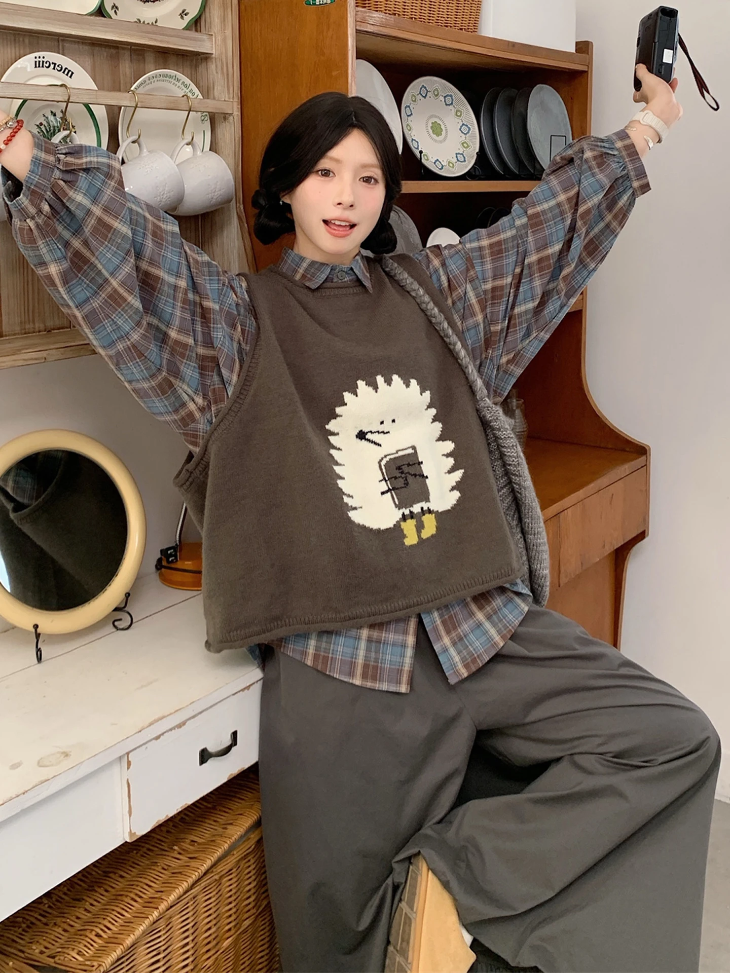 ビンテージ風ゆったりハリネズミベストとチェックタンクトップセット：ぽっちゃりギャルに最適な秋のファッション