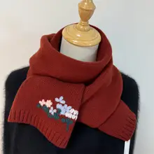 全羊毛ニットスカーフ【刺繍小花・赤色・秋冬用・保温・首元を守る】